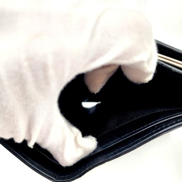 BURBERRY Black embossed patent leather kiss lock compact wallet - Picture 15 of 16